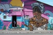 Amapiano, der nach dem Ende der Apartheid entstand, vermischt hypnotische House-Melodien mit traditionellen Percussions. Dieser Musikstil symbolisiert auch die Emanzipation und die Zugehörigkeit zu einer unterdrückten, schwarzen Identität. Amapiano, der nach dem Ende der Apartheid entstand, vermischt hypnotische House-Melodien mit traditionellen Percussions. Dieser Musikstil symbolisiert auch die Emanzipation und die Zugehörigkeit zu einer unterdrückten, schwarzen Identität.