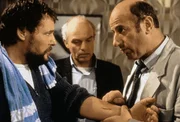 Brockm&ouml;ller (Charles Brauer, M.) und Stoever (Manfred Krug, r.) finden heraus, dass der Hauswart (R&uuml;diger Bahr) in den Mord verwickelt war.