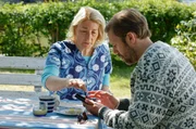 Claire (Lotta Tejle) sucht für Thomas (Jakob Cedergren) in seinem Namen auf einer Online-Partnerbörse nach für ihn geeigneten Frauen. Claire (Lotta Tejle) sucht für Thomas (Jakob Cedergren) in seinem Namen auf einer Online-Partnerbörse nach für ihn geeigneten Frauen.