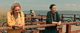 Maja Malecka (Agnieszka Grochowska, r) und Nina (Jasmina Polak) unterhalten sich &uuml;ber den Urlaubsort Bornholm.