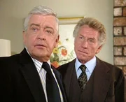 Monahan (Garry Walberg, li.) und der &uuml;berhebliche Drosso (Joseph Sirola) sind sich nicht gr&uuml;n.