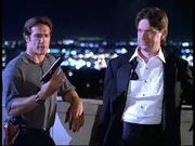 Steve (Barry Van Dyke, l.) kann gerade noch verhindern, dass sein alter Kumpel Chuck (Don McManus, r.) den Gangsterboss Tommy erschie&szlig;t.