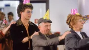 Nicht nur dass Opa Pl&auml;te (J&uuml;rgen Mikol, M.) Atze zu einem bunten Altennachmittag mitgeschleppt hat - jetzt auch noch eine Polon&auml;se! Atze (Atze Schr&ouml;der, l.) bleibt auch nichts erspart!