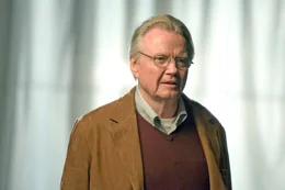Patrick Gates (Jon Voight)