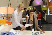Carla (Sarah Mühlhause, r.) erkennt, dass sie Entwürfe in der kurzen Zeit nicht hinbekommt. Wird Virgin (Chris Gebert, l.) ihr helfen können? Carla (Sarah Mühlhause, r.) erkennt, dass sie Entwürfe in der kurzen Zeit nicht hinbekommt. Wird Virgin (Chris Gebert, l.) ihr helfen können?