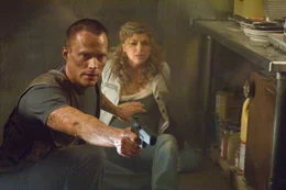 Michael (Paul Bettany) setzt alles daran Charlie (Adrianne Palicki) und ihr ungeborenes Kind zu sch&uuml;tzen.