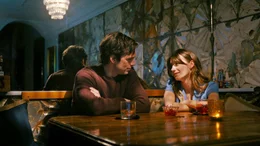 Noa (Daisy Edgar-Jones) ist fasziniert von Steve (Sebastian Stan); Noa (Daisy Edgar-Jones) ist fasziniert von Steve (Sebastian Stan)
