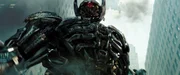 In einem Wrack eines Raumschiffs auf dem Mond wird ein bislang unentdeckter Transformer versehentlich reaktiviert, es ist der verschollen geglaubte Herrscher von Cybertron, Shockwave (Bild). Seine R&uuml;ckkehr entfacht den erbitterten Krieg zwischen den Autobots und den Decepticons aufs Neue ...