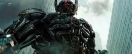 In einem Wrack eines Raumschiffs auf dem Mond wird ein bislang unentdeckter Transformer versehentlich reaktiviert, es ist der verschollen geglaubte Herrscher von Cybertron, Shockwave (Bild). Seine R&uuml;ckkehr entfacht den erbitterten Krieg zwischen den Autobots und den Decepticons aufs Neue ...