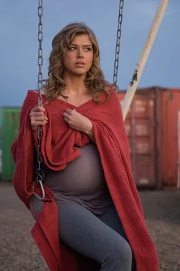 Die einzige Hoffnung der Menschheit ist ihr noch ungeborenes Kind: Charlie (Adrianne Palick) ...