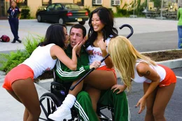 Chuck Levine (Adam Sandler, 2.v.l.)