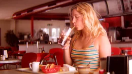 Hannah (Lena Klenke) verbindet eine Hassliebe mit ihrer Vagina. Sie hat ihr sogar verschiedene Namen gegeben.
