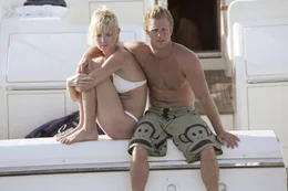 W&auml;hrend eines Tauchgangs entdecken Bryce (Scott Caan, r.), Amanda (Ashley Scott, l.) und ihre Freunde nicht nur ein legend&auml;res Schiffswrack, sondern auch ein abgest&uuml;rztes Flugzeug randvoll mit Kokain. Schon bald haben sie einen Haufen hemmungsloser Dealer am Hals ...