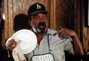 Mark (Victor French) macht dem senilen Gramps klar, dass er die neue Haushaltshilfe ist. Mark (Victor French) macht dem senilen Gramps klar, dass er die neue Haushaltshilfe ist.