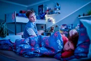 Ava (Mia Stieber, re.) ist sauer, Frau Schiller (Elisa Überschär, li.) macht einen Strich durch ihre Gaming-Pläne. Ava (Mia Stieber, re.) ist sauer, Frau Schiller (Elisa Überschär, li.) macht einen Strich durch ihre Gaming-Pläne.