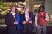 Ende gut, alles gut: Danny Oceans (George Clooney, l.) 12 (Don Cheadle, 2.v.l. und Bernie Mac, r.) - nat&uuml;rlich ohne die Nummer 13,Terry Benedict - &uuml;berreichen Reuben (Elliott Gould, 2.v.r.) einen Kaufvertrag f&uuml;r ein Grundst&uuml;ck in Las Vegas. Denn die 12 haben einen neuen Plan. Sie wollen gemeinsam ein Casino aufbauen ...