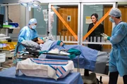 "The Good Doctor", "Weihnachtswunder." Nach wie vor steht die Notaufnahme unter Quarant&auml;ne. Dr. Lims Zustand ist kritisch, seit sie von dem unbekannten Virus infiziert wurde. Shaun muss mit sich k&auml;mpfen. Er ist von all dem Chaos und L&auml;rm &uuml;berfordert. Kaum ist Shaun wieder einsatzf&auml;hig, muss er sich um einen hochschwangere Patientin k&uuml;mmern. Der Zustand des Ungeborenen verschlechtert sich zunehmend.Im Bild (v.li.): Karin Konoval (Deena Petringa), Camille Guaty (Viola), Alison Araya (Dr. Garcia), Freddie Highmore (Dr. Shaun Murphy).