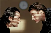 Nicolas Bardo (Antonio Banderas, l.) und Serra (Thierry Fr&eacute;mont, r.)