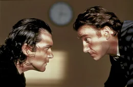 Nicolas Bardo (Antonio Banderas, l.) und Serra (Thierry Fr&eacute;mont, r.)