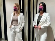 Kandidatin Zarah (l.) und Shoppingbegleitung Anna. Kandidatin Zarah (l.) und Shoppingbegleitung Anna.