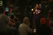 Marshall (Jason Segel, r.) nimmt Robin mit in eine Bar, die ihn an seine Heimat Minnesota erinnert. Robin ist begeistert ...