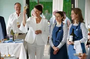 Marika (Kajsa Ernst, li.) eröffnet mit ihren Töchtern Ebba (Malin Persson, Mi.) und Agnes (Tove Edfeldt, re.) eine Feier in ihrem gemeinsamen Restaurant auf Sandhamn. Marika (Kajsa Ernst, li.) eröffnet mit ihren Töchtern Ebba (Malin Persson, Mi.) und Agnes (Tove Edfeldt, re.) eine Feier in ihrem gemeinsamen Restaurant auf Sandhamn.