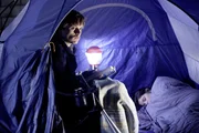 W&auml;hrend Ben (Sebastian Stan, l.) versucht, den be&auml;ngstigen Ph&auml;nomenen auf den Grund zu gehen, indem er Kameras installiert, erf&auml;hrt Kelly (Ashley Greene, r.), dass ihr Freund einst die Pforte zum B&ouml;sen ge&ouml;ffnet hat, sodass jetzt eine &uuml;bernat&uuml;rliche Gewalt Macht &uuml;ber sie erlangen will ...