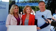 Sarah Marquardt (Alexa Maria Surholt, li.), Ingrid Rischke (Jutta Kammann, mi.) und Dr. Roland Heilmann (Thomas Rühmann, re.) geben den interessierten Journalisten Auskunft über die Benefiz-Radtour zu Gunsten der Gernot-Simoni-Stiftung. Sarah Marquardt (Alexa Maria Surholt, li.), Ingrid Rischke (Jutta Kammann, mi.) und Dr. Roland Heilmann (Thomas Rühmann, re.) geben den interessierten Journalisten Auskunft über die Benefiz-Radtour zu Gunsten der Gernot-Simoni-Stiftung.