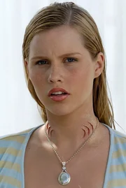 Emma (Claire Holt) wachsen Fischschuppen und sie hat einen unbändigen Hunger auf Fisch. Was ist nur mit ihr los? Emma (Claire Holt) wachsen Fischschuppen und sie hat einen unbändigen Hunger auf Fisch. Was ist nur mit ihr los?