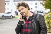 Manuel (Daniel Sellier) wartet nervös auf eine Antwort von Kathi. Manuel (Daniel Sellier) wartet nervös auf eine Antwort von Kathi.