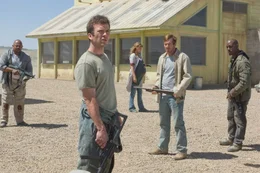 Werden im abgelegenen Truckstop Diner "Paradise Falls" unfreiwillig zur letzten Hoffnung der Menschheit (v.l.n.r.): Percy (Charles S. Dutton), Jeep (Luca Black), die schwangere Charlie (Adrianne Palicki), Bob (Dennis Quaid) und Kyle (Tyrese Gibson) ...