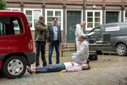 Die Kommissare Finn (Sven Martinek, l.) und Lars (Ingo Naujoks, 2.v.l.) kommen an den Tatort, an dem der Musiker Kai Scherer (Zio Tristan Mundry, liegend) am helllichten Tag erschossen wurde. Rechtsmediziner Dr. Henning Strahl (Christoph Tomanek, r.) hat mit seinem Team bereits die Projektile sichergestellt. Die Kommissare Finn (Sven Martinek, l.) und Lars (Ingo Naujoks, 2.v.l.) kommen an den Tatort, an dem der Musiker Kai Scherer (Zio Tristan Mundry, liegend) am helllichten Tag erschossen wurde. Rechtsmediziner Dr. Henning Strahl (Christoph Tomanek, r.) hat mit seinem Team bereits die Projektile sichergestellt.