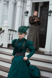 Mrs. Kenney (Martha Irving, r.), Lizzie Borden (Christina Ricci) Mrs. Kenney (Martha Irving, r.), Lizzie Borden (Christina Ricci)