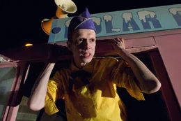 Mit ihm ist nicht zu spa&szlig;en: der Ice Cream Man (Doug Jones) ...