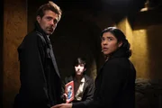 Constantine (Matt Ryan, l.); Esperanza "Spooner" Cruz (Lissbeth Chavez)