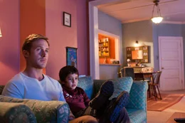 Ryan Gosling (Driver), Kaden Leos (Benicio).