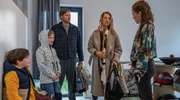 Eva (Marie Burchard, 2.v.re.) hat Mads (Sebastian Str&ouml;bel, Mitte) gerade erst kennengelernt und ist schon Teil seiner ungew&ouml;hnlichen Patchwork-WG mit Ren&eacute; (Franziska Wulf, re.) und ihren Kindern Oscar (Thias Dertinger) und Lola (Thurid Charlotte Funck).