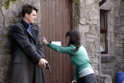 Capt. Jack (John Barrowman) und Gwen (Eve Myles) &ouml;ffnen die T&uuml;r.