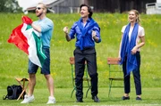 Fabrizio D’Angelo (Antonio di Mauro, M. mit Komparse, l.) und seine Frau Lucia (Sarah Mathilda Libbertz, l.) betreiben eine italienische Gaststätte neben dem Fußballplatz. Fabrizio D’Angelo (Antonio di Mauro, M. mit Komparse, l.) und seine Frau Lucia (Sarah Mathilda Libbertz, l.) betreiben eine italienische Gaststätte neben dem Fußballplatz.