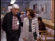Nach dem Mord an einem Mitglied der Therapiegruppe befragt Mark (Dick Van Dyke, l.) die Therapeutin Carla.
