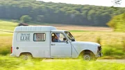 Der Ulmer Fotograf Helmut Schlai&szlig; in seinem "R4-Arbeits- und Wohnmobil".