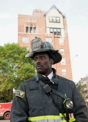 Koordiniert den Einsatz: Eamonn Walker als Chief Boden Koordiniert den Einsatz: Eamonn Walker als Chief Boden
