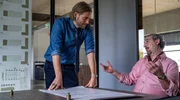 Architekt Mads (Sebastian Str&ouml;bel, li.) l&auml;sst seinen Frust ausgerechnet an seinem wichtigen Gro&szlig;kunden  Donato (Claudio Caiolo, re.) aus.