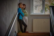 Nesrin (Julie Marienfeld, li.) und Annika (Merle Sophie Eimann, re.) planen eine schleimige Rache.
