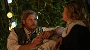 Die sch&ouml;ne &bdquo;Nonne&ldquo; Eva (Marie Burchard, re.) hat sich auf Mads&rsquo; (Sebastian Str&ouml;bel, li.) Firmenfeier eingeschleust.