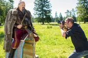 Girwidz macht bei einem Fotowettbewerb mit und inszeniert sich als Dschingis Khan. Yazid fotografiert ihn.