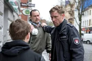 Piet Wellbrook (Peter Fieseler, r.) schlichtet eine Auseinandersetzung zwischen dem 12-j&auml;hrigen Marvin (Niklas Post, l.) und Lottner (Markus John, M.).
