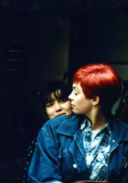 Kurz nach der ersten Begegnung im Bioladen treffen sich Kati/Mausi (Julia Richter, rechts) und Yumiko (Alexandra Wilcke) wieder. Der Beginn einer grossen Liebe ? : : Abdruck honorarfrei nur im Zusammenhang mit der Sendung bei Nennung Bild: NDR (S2). Andere Verwendung nur nach Absprache. NDR-Pressestelle/Fotostelle 040/4156-2306, Fax: -2199