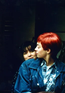 Kurz nach der ersten Begegnung im Bioladen treffen sich Kati/Mausi (Julia Richter, rechts) und Yumiko (Alexandra Wilcke) wieder. Der Beginn einer grossen Liebe ? : : Abdruck honorarfrei nur im Zusammenhang mit der Sendung bei Nennung Bild: NDR (S2). Andere Verwendung nur nach Absprache. NDR-Pressestelle/Fotostelle 040/4156-2306, Fax: -2199
