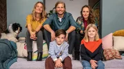 Eine ungew&ouml;hnliche Patchwork-Familie: Eva (Marie Burchard, li.), Mads (Sebastian Str&ouml;bel, Mitte) und Ren&eacute; (Franziska Wulf, re.) mit Kindern Oscar (Thias Dertinger) und Lola (Thurid Charlotte Funck, unten re.).